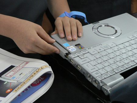 日本學生親手組裝松下筆記本，體驗科技制造之美